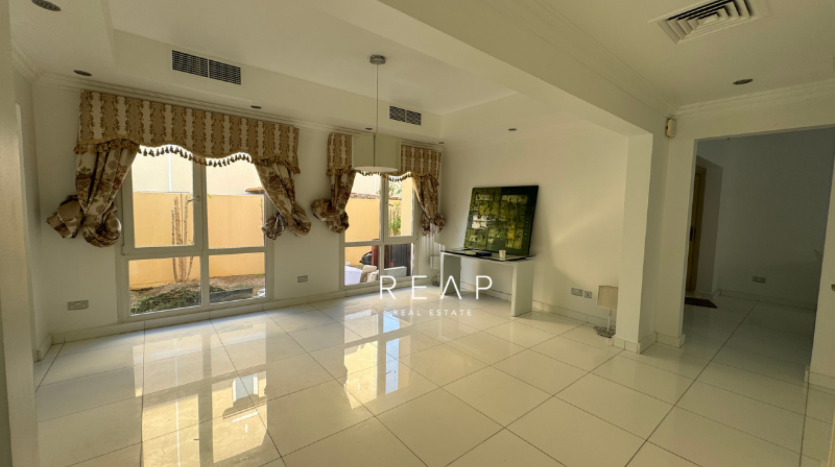 Villa on Meadows, Dubai, 4 bedrooms, 626.1 m2 / per year