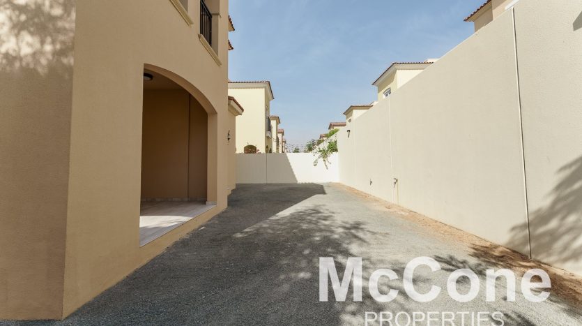 Вилла в Dubai Land, 4 спальни, 400.04 м2 / в год