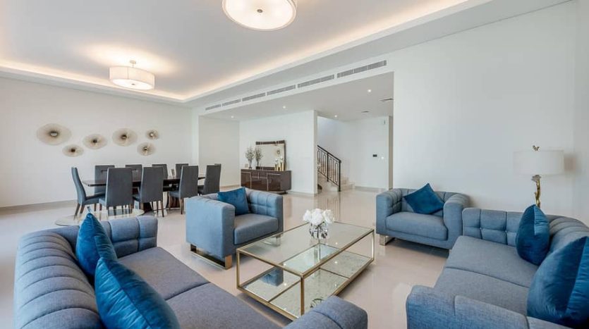 Villa on Umm Suqeim, Dubai, 5 bedrooms, 364 m2 / per year
