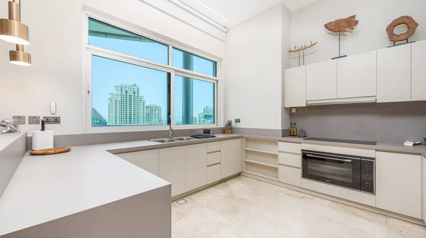 Apartment on Dubai Marina, 4 bedrooms, 421 m2 / per year