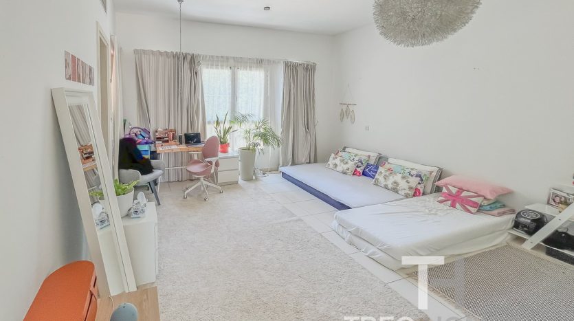 Villa on The Springs, Dubai, 3 bedrooms, 228 m2 / per year