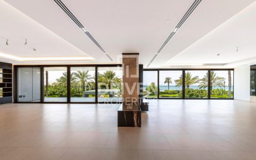 Apartment on Palm Jumeirah, Dubai, 4 bedrooms, 733 m2 / per year